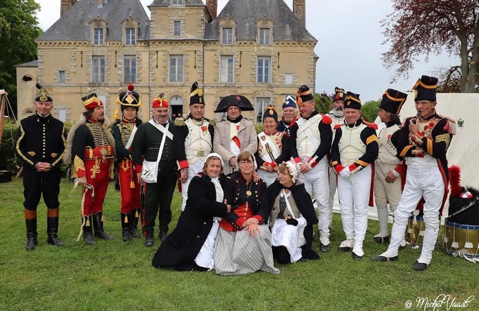 Reconstitution napoléonienne : figurants en uniforme d’époque devant le château de Motteux