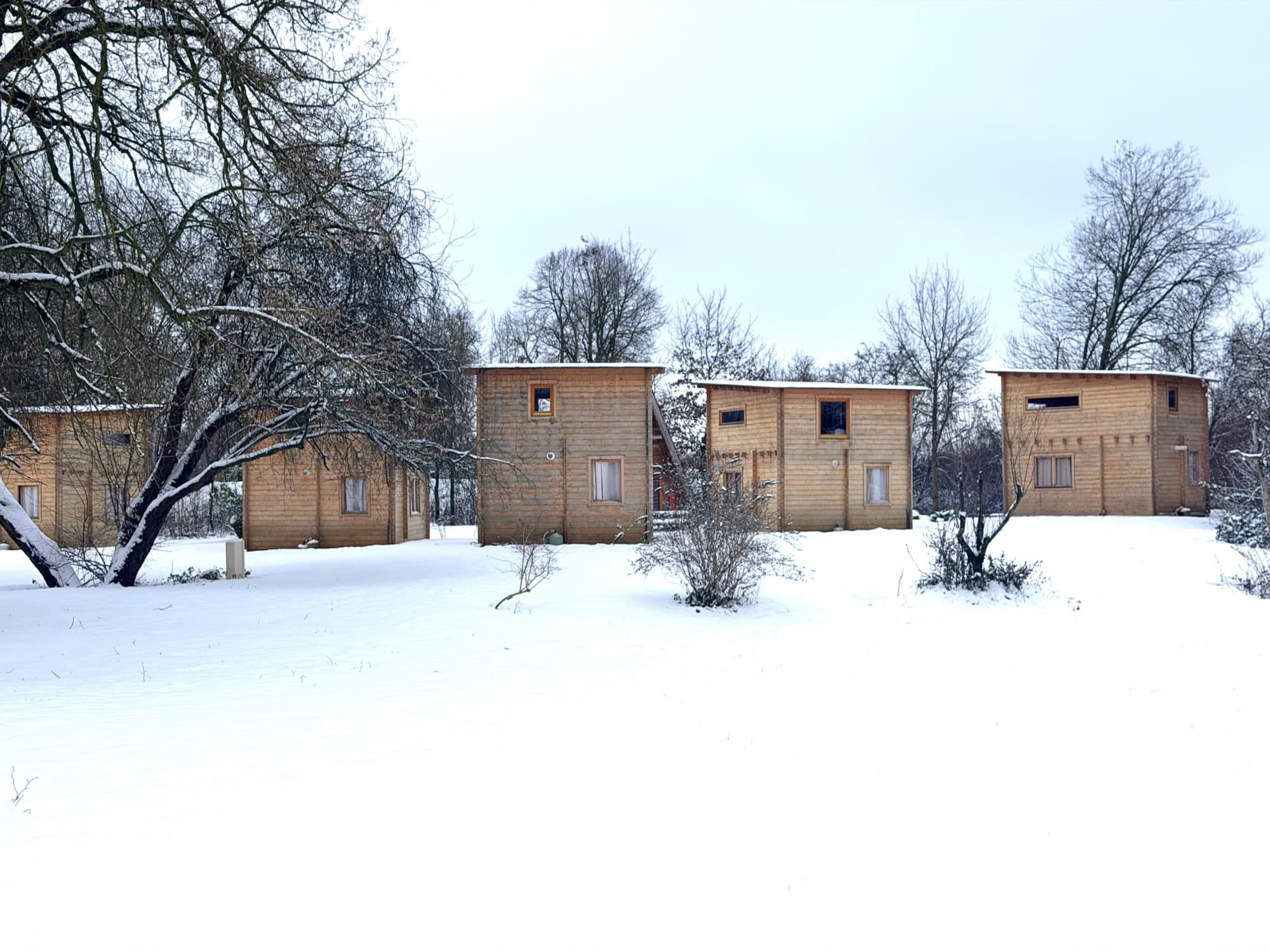 Lodges en bois du domaine de Motteux sous la neige en hiver