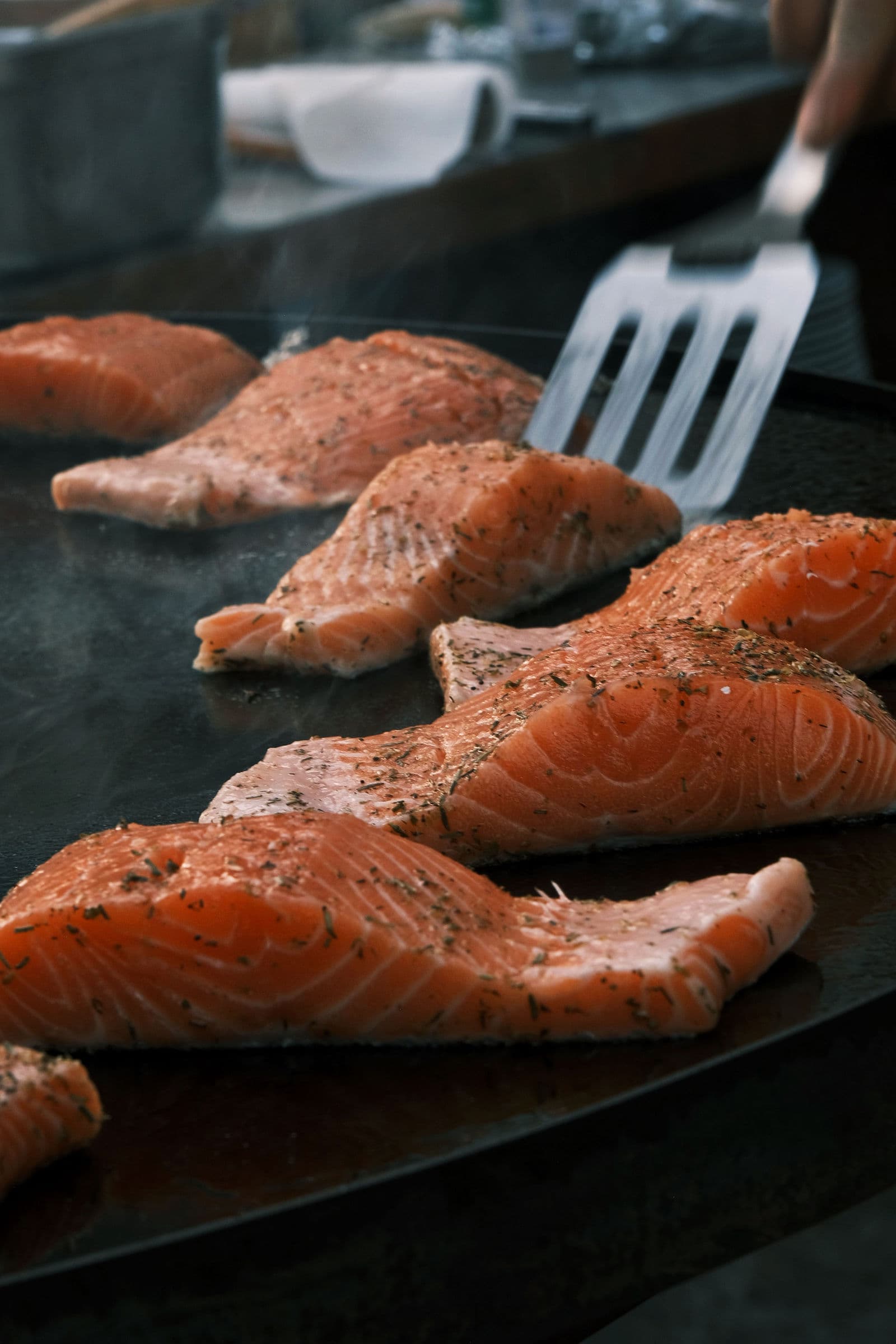 Pavés de saumon à l’aneth en cuisson sur la plancha du braséro, au château de Motteux