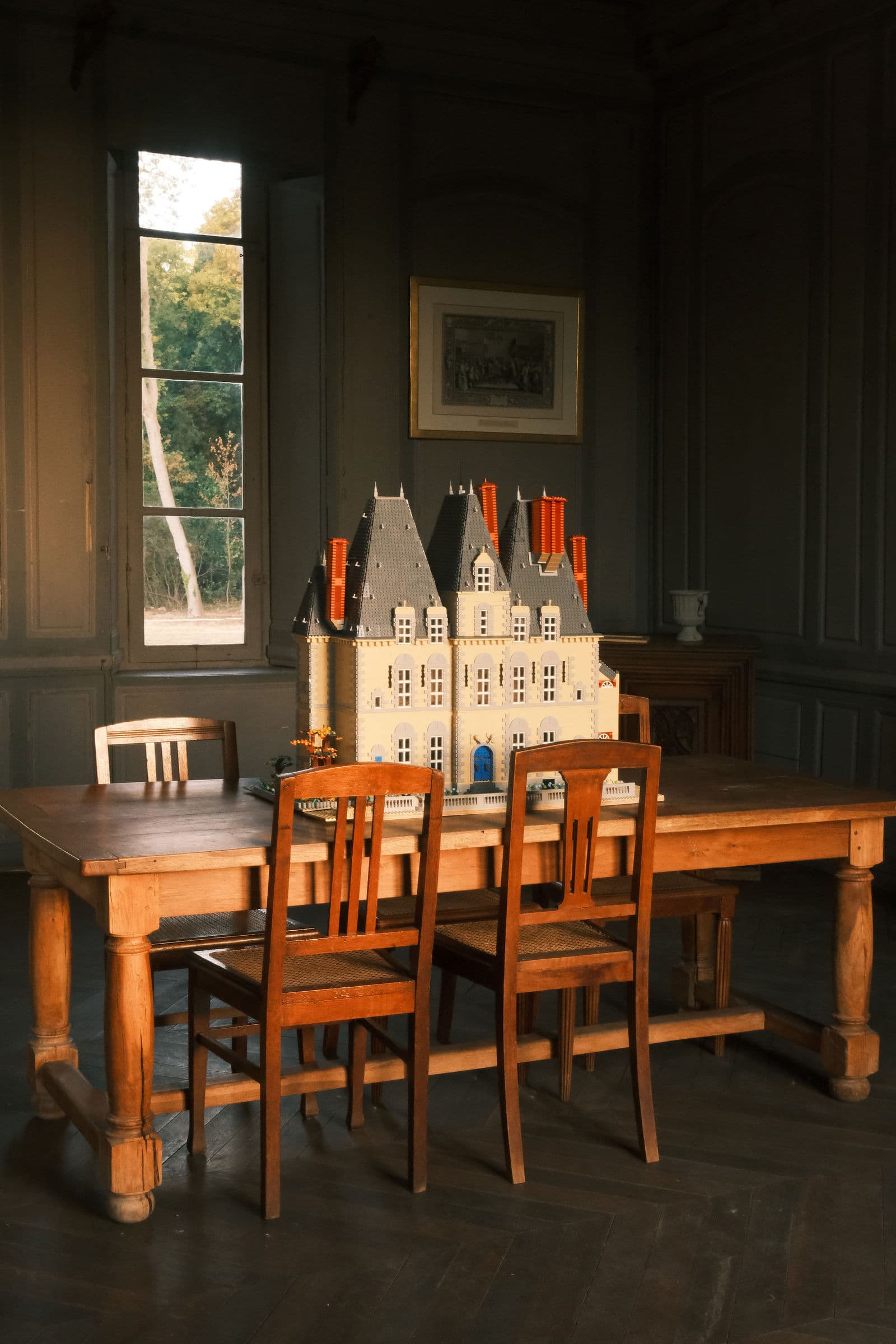 Maquette du château de Motteux posée sur la grande table de la salle à manger lambrissée