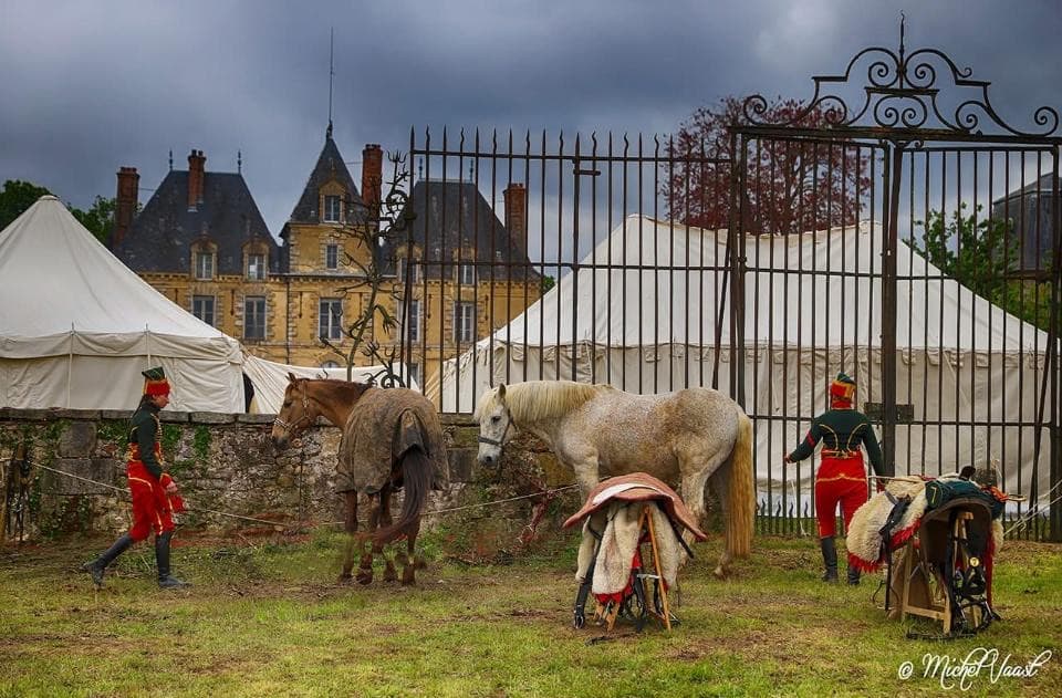 Chevaux et hussards devant la grille en fer forgé du parc du château de Motteux