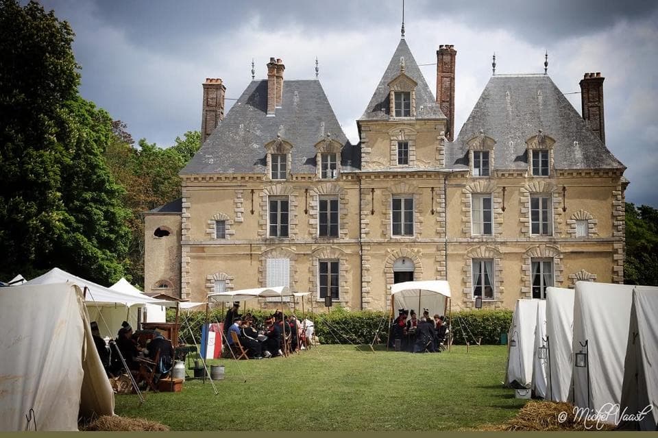 Campement de reconstitution historique dressé devant la façade du château de Motteux