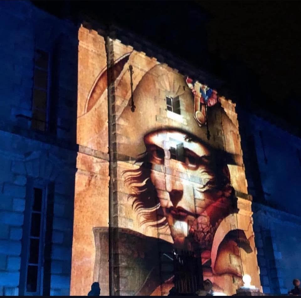 Projection nocturne d’un portrait de Napoléon sur la façade du château de Motteux