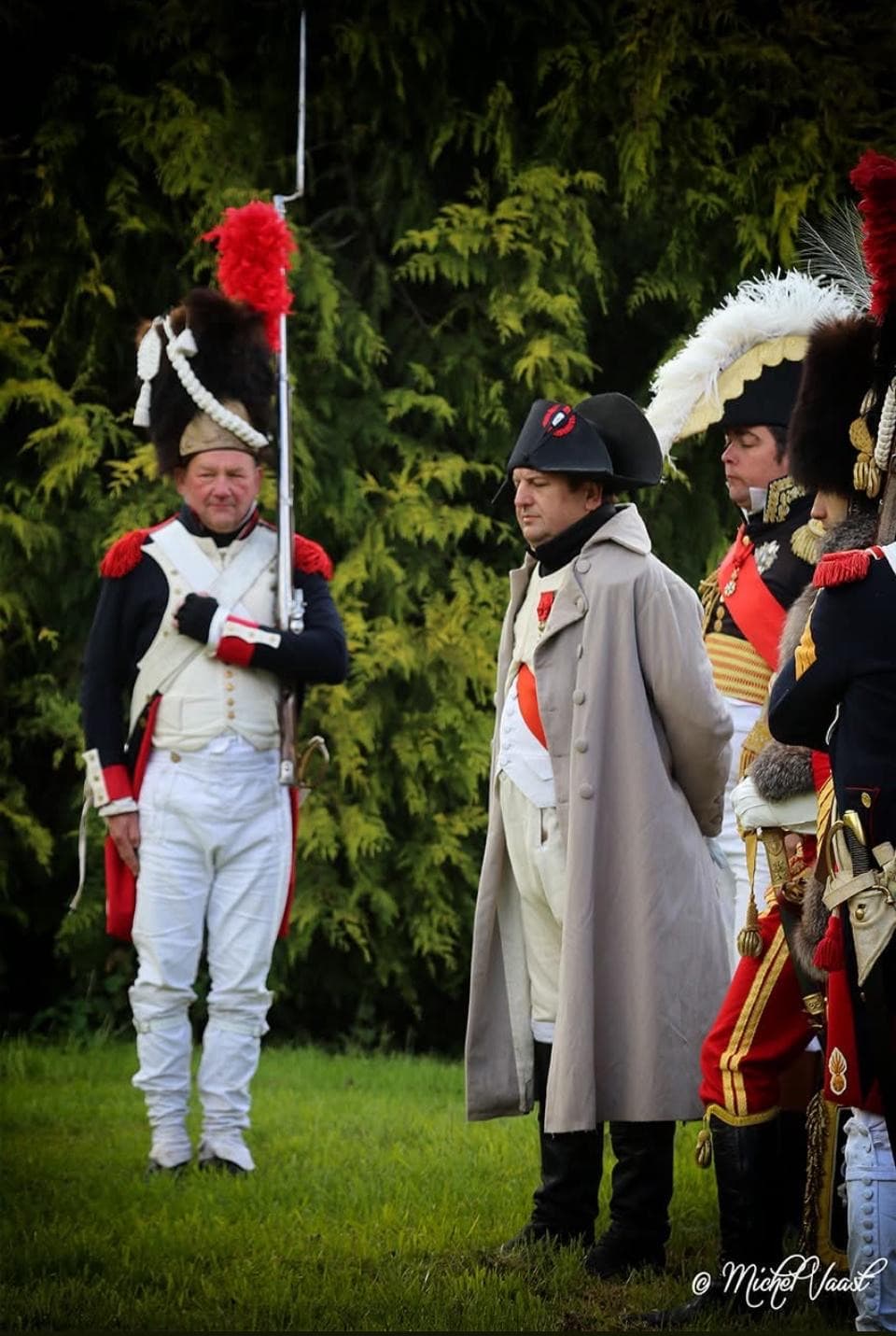 Figurants en costume napoléonien lors d’une reconstitution dans le parc du château de Motteux