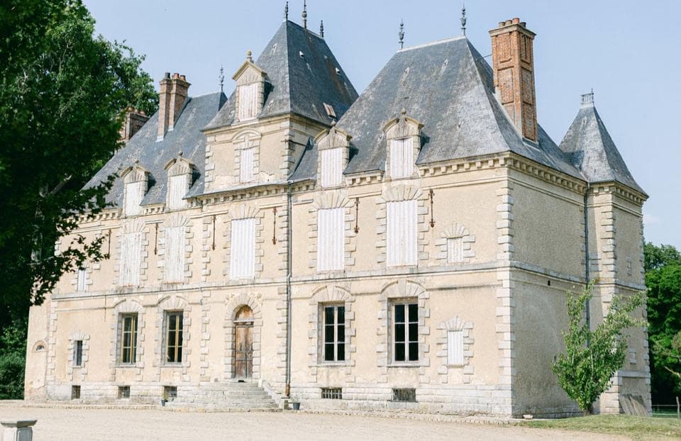 Façade Renaissance du château de Motteux sous le soleil d’été, tourelles et toits d’ardoise