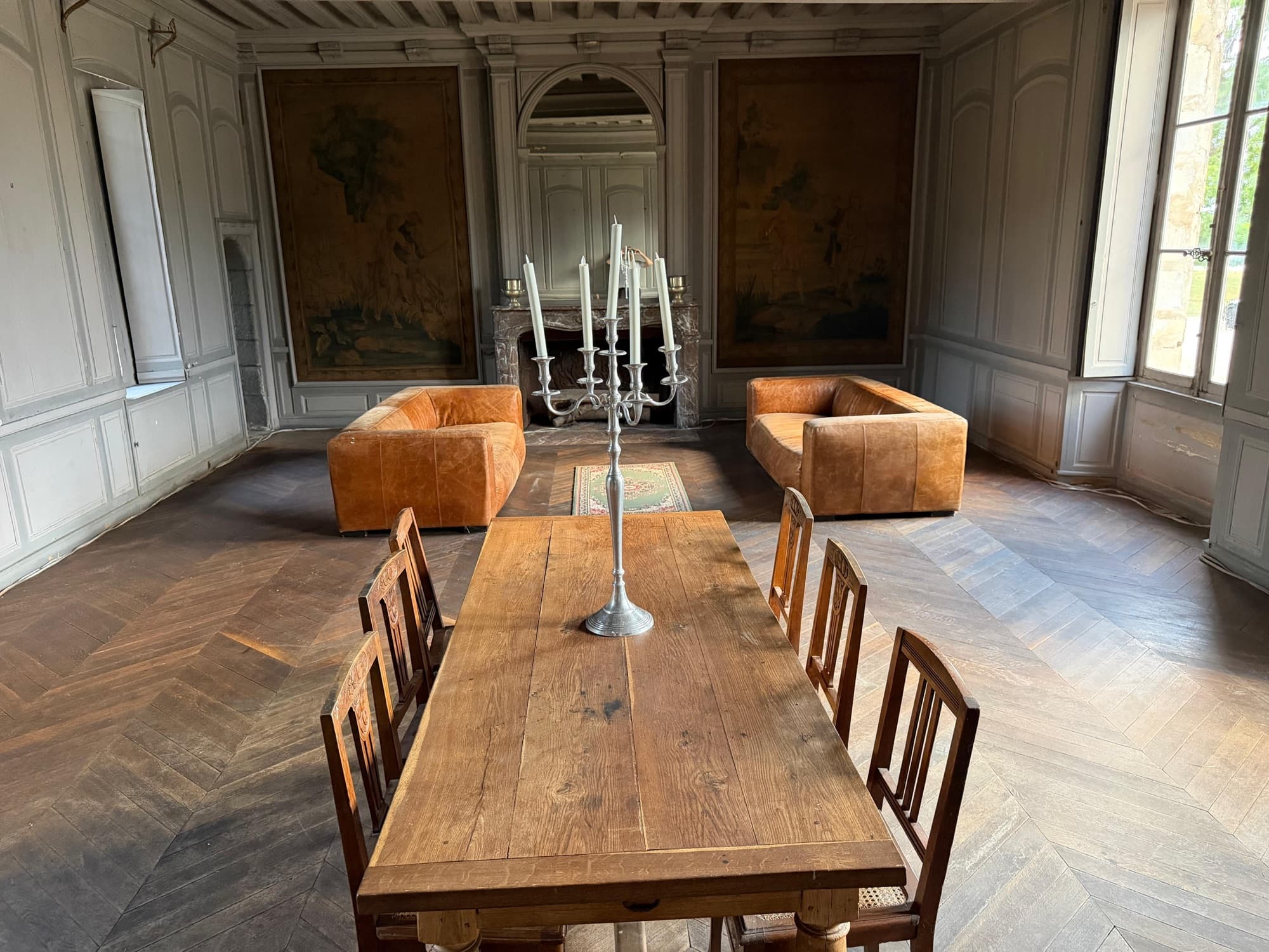 Salon de réception du château de Motteux, parquet en point de Hongrie et cheminée en marbre