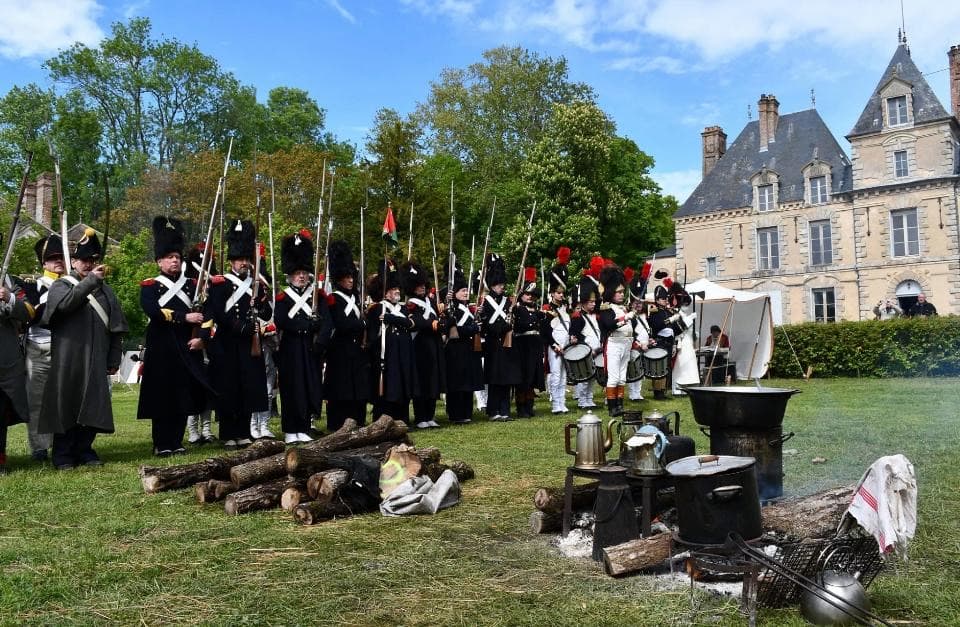 Reconstitution napoléonienne dans le parc du château de Motteux, figurants en uniforme d’époque