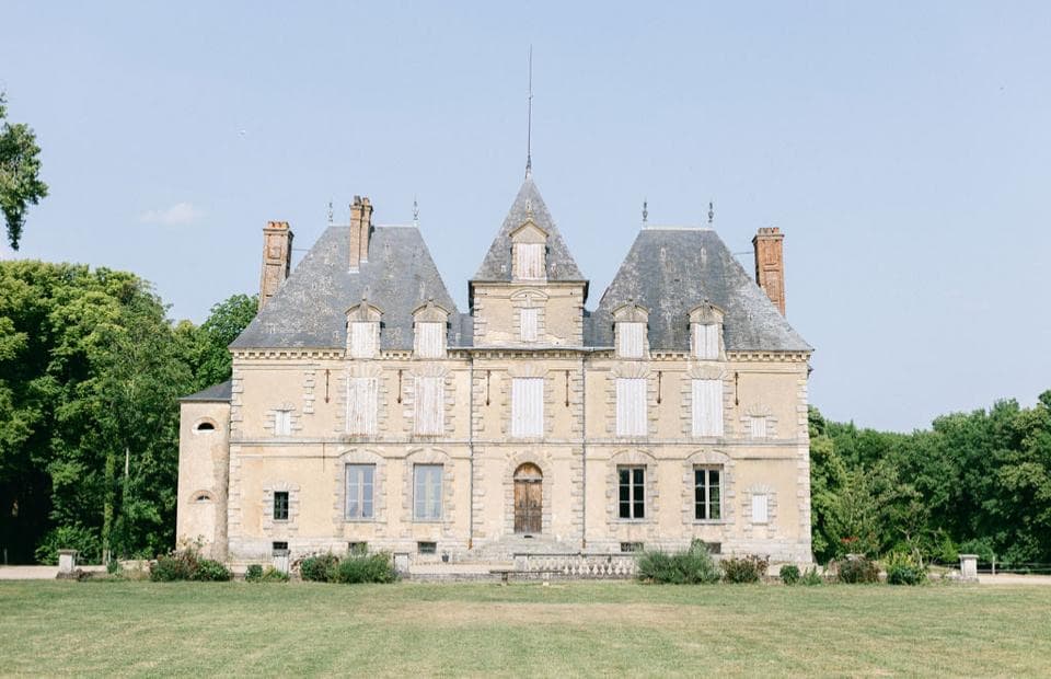 Façade Renaissance du château de Motteux face à sa grande pelouse en été