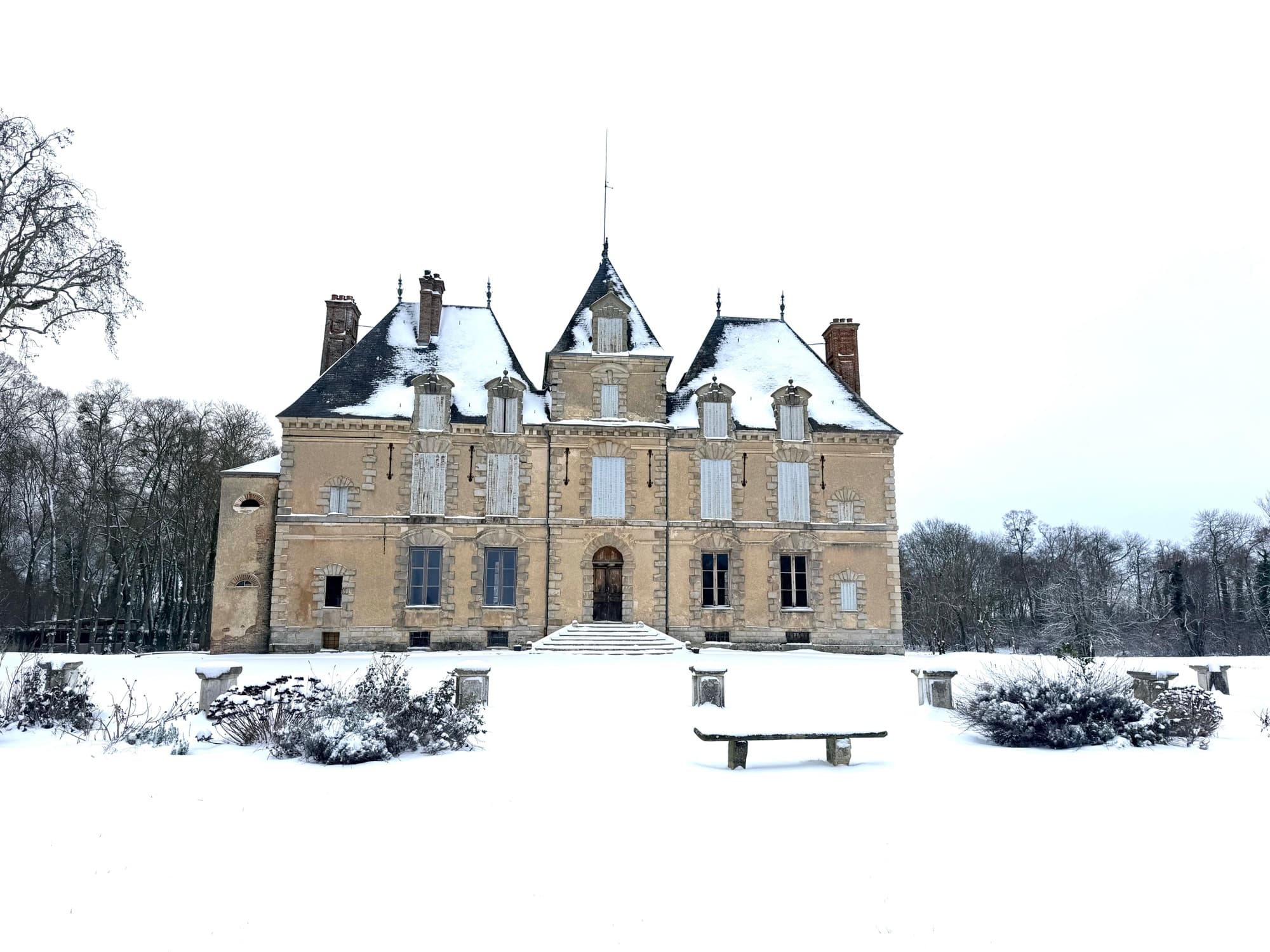 Façade principale du château de Motteux sous la neige en hiver