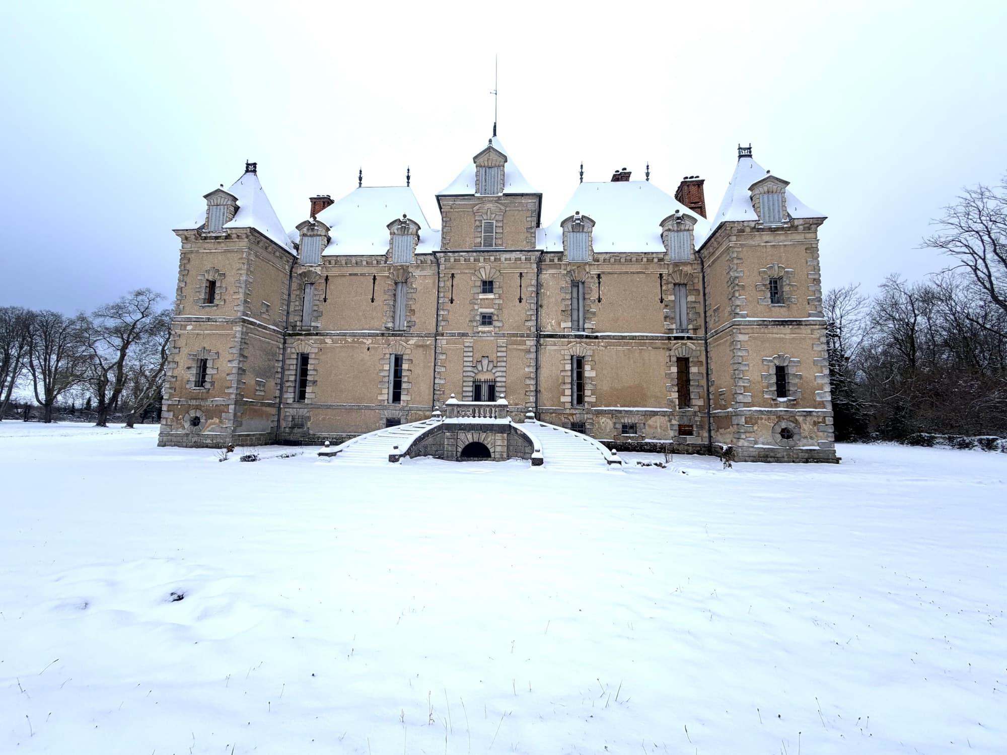 Escalier à double volée du château de Motteux côté parc sous la neige