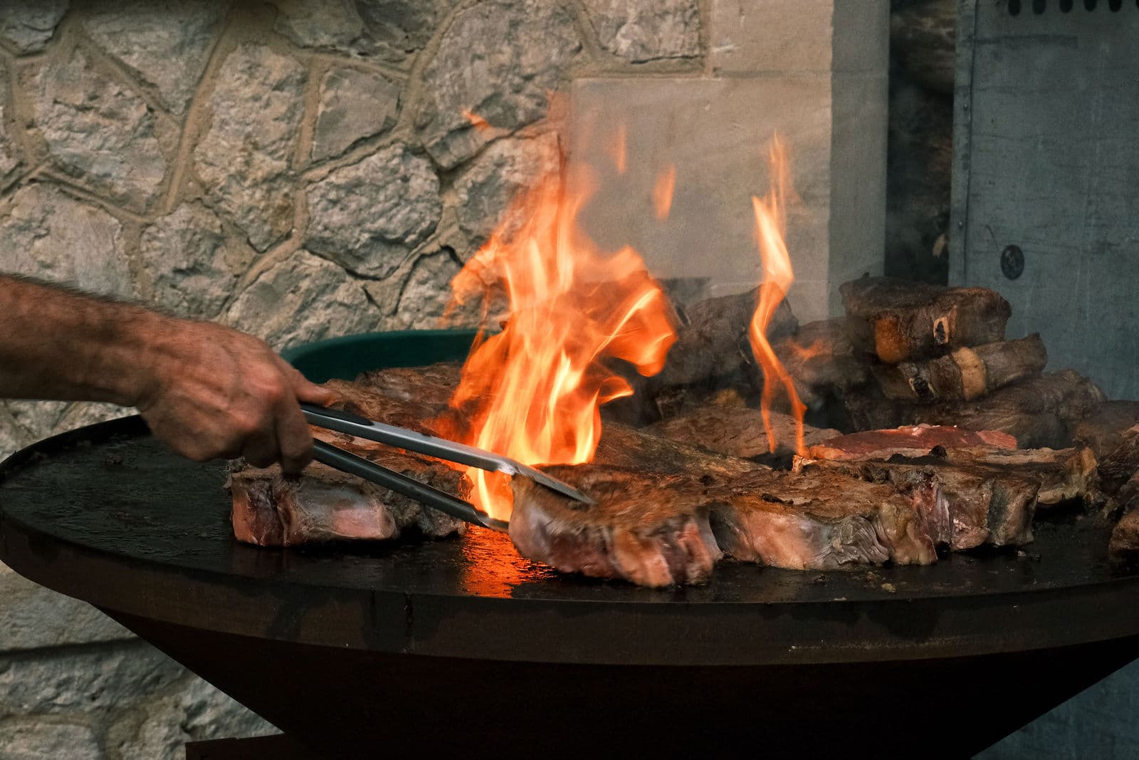 Côtes de bœuf saisies à la flamme sur le braséro du château de Motteux lors de la soirée blanche