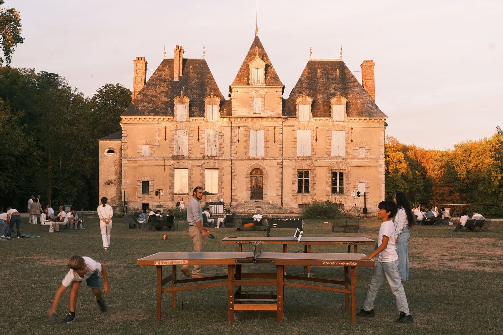 Parties de ping-pong sur la pelouse face au château de Motteux au coucher du soleil